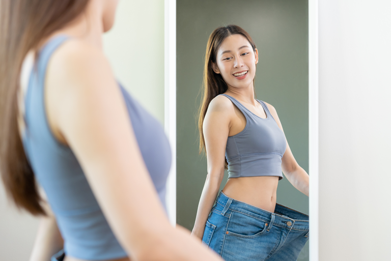 Satisfied customers showcasing their weight loss results with Lipozene, representing 100% satisfaction and real outcomes